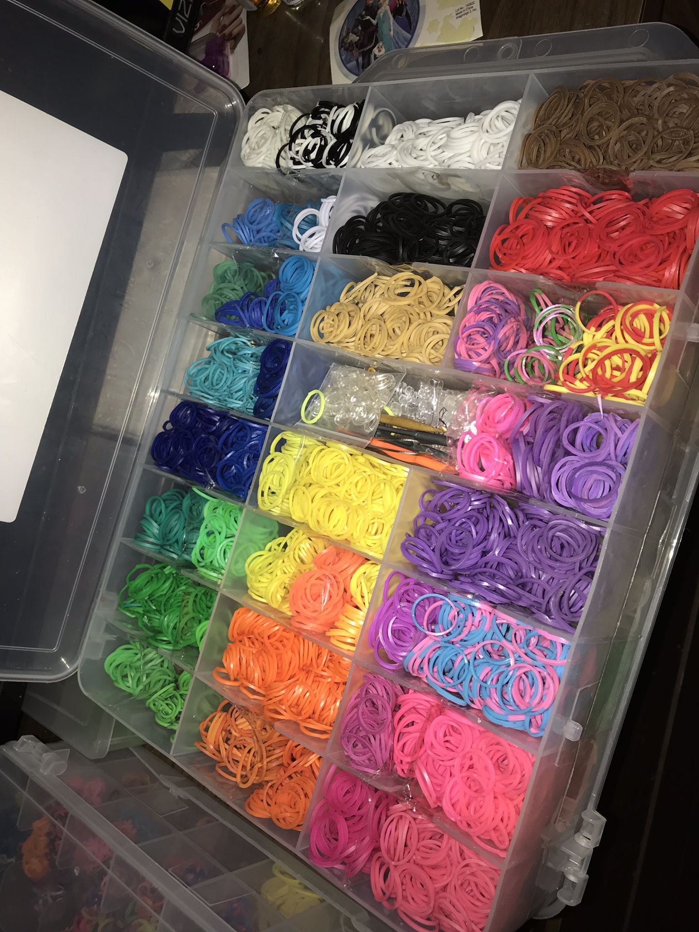 Rainbow loom bands over 2,000 bands and over 200 clips and a bunch of crochet (chroche) hooks