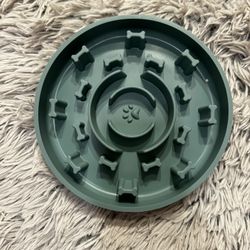 Silicone Slow Feeder Dog Bowl with Suction Cup, Slow Feeder Cat Bowl,Slow Down Pets' Eating Speed, Promote Digestion, Novel Design with Suction Cups a