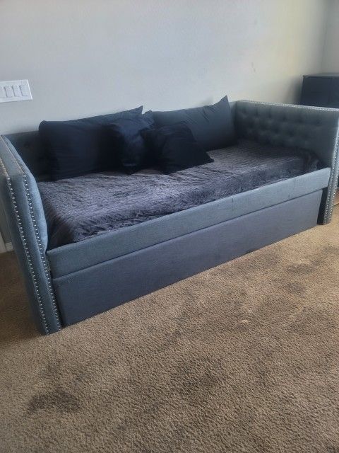 Twin Day Bed With Trendle