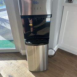 Brio Self Cleaning Bottom Loading Water Cooler  3 Temperature Self-Cleaning Bottom Load Water Cooler. preowned Excellent condition.