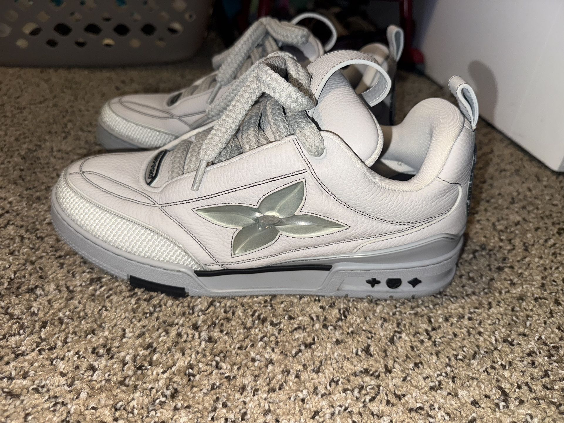 LOUIS VUITTON skate grey size 11