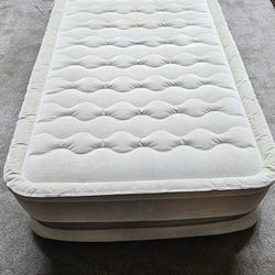 Aerobed Double High Air Mattress w Remote twin size