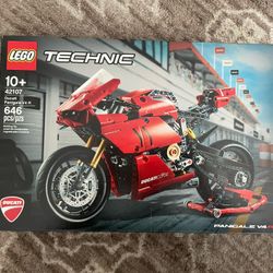 Legos Technic Ducati Penigale V4 R