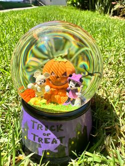 Halloween Disney Snowglobe