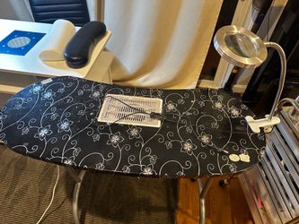 Nail desk