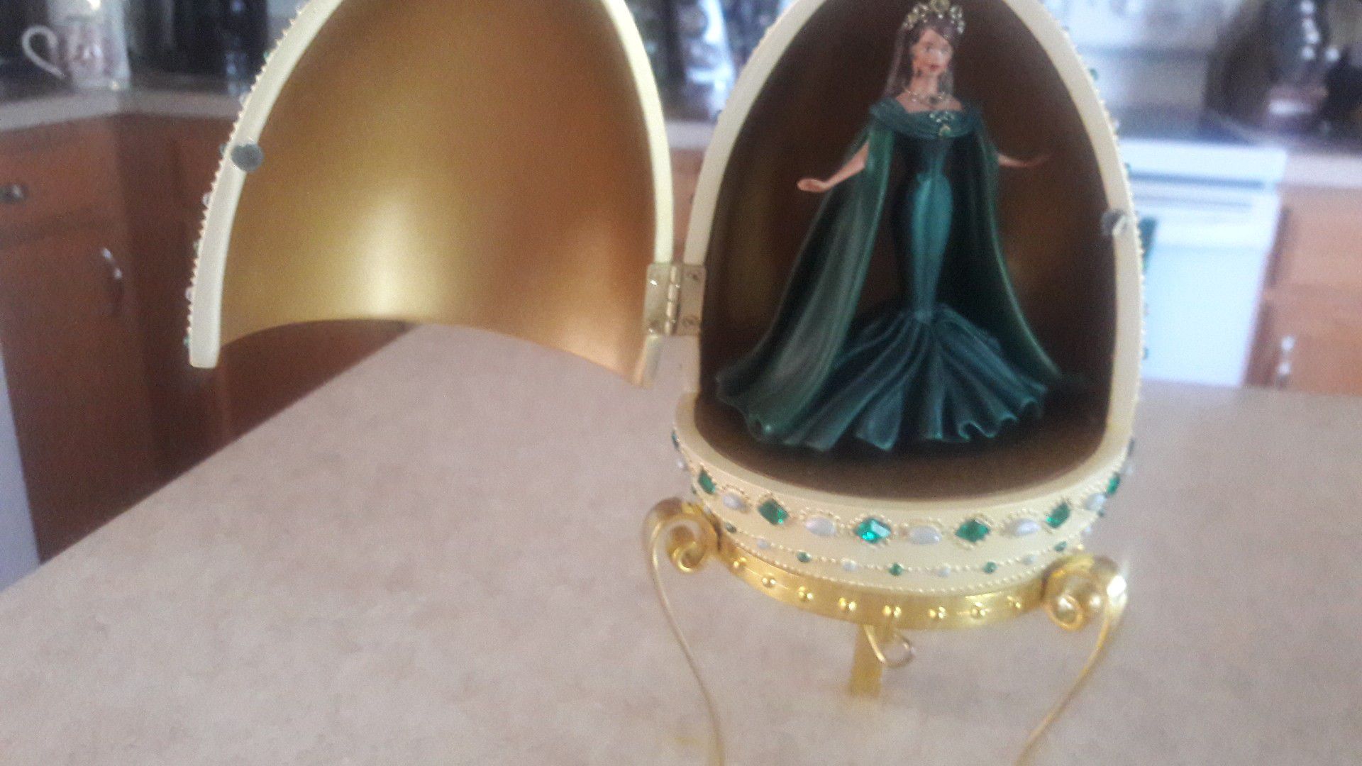Empress of Emeralds Egg, Barbie music box
