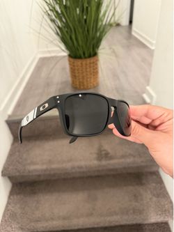 NEW NFL RAIDERS EDITION Polarized Oakley Holbrook XL With Original Packaging