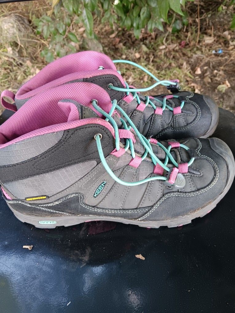 !! Kids Shoes Size 6 By Keen