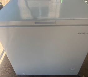 nsignia 7.0 Cu. Ft. Chest Freezer – Excellent Condition