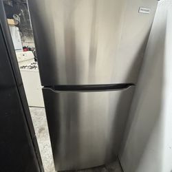30” Stainless Steel Frigidaire Top&Bottom Refrigerator In Excellent Condition!