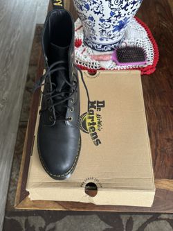 Dr.Martens Women Size 9