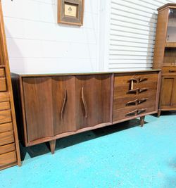 Mid Century Dresser / Credenza