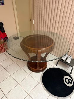 Round dining table with glasstop