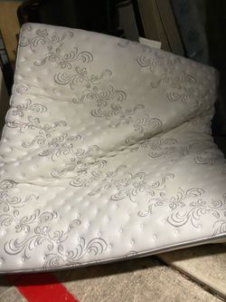 Queen mattress and Boxspring/ used / free delivery