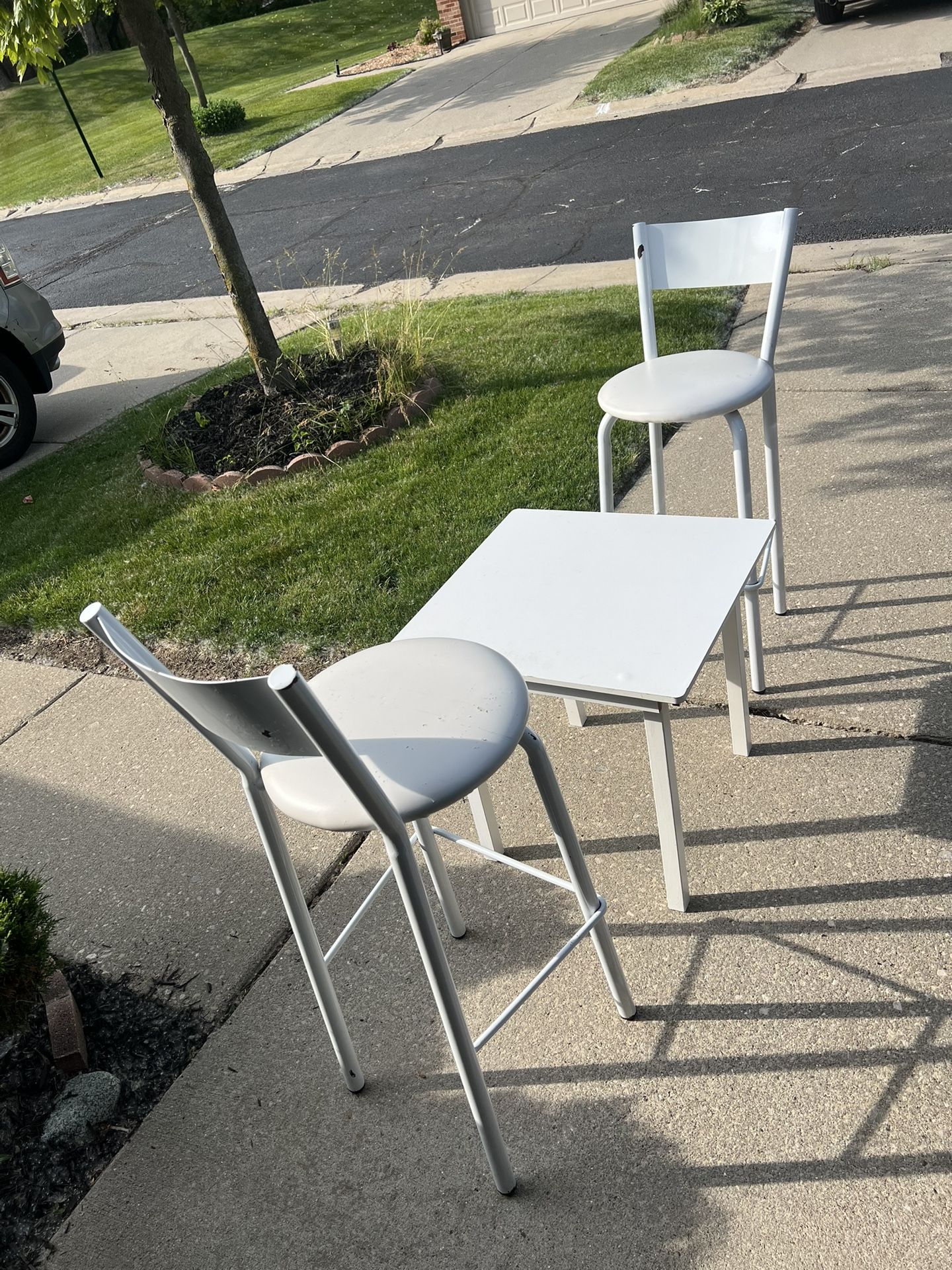 Table Bar Stools//Chairs Set