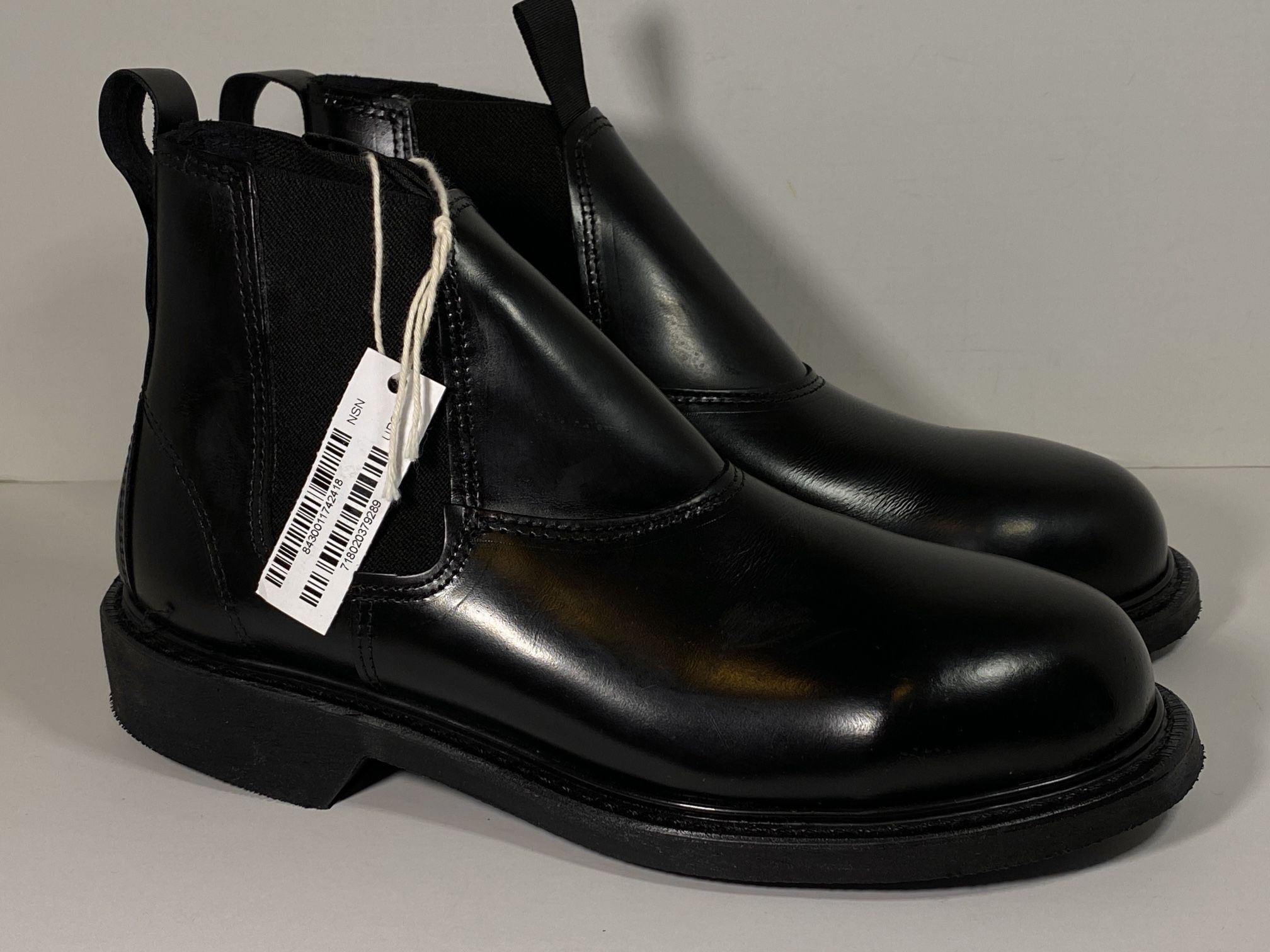 CAPPS Shoes • Molder • Slip-On Steel Toe Boots • Black Mens • Size 7R