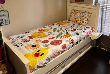 Twin bed, with trundle and mattress
