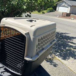 Medium Dog Kennel Crate Carrier Airline Approved like New 28” L by 20” W by 20” 