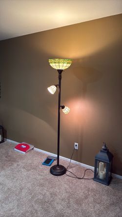 Tiffany style floor lamp with multiple lighting options Tiffany style floor lamp with multiple lighting options