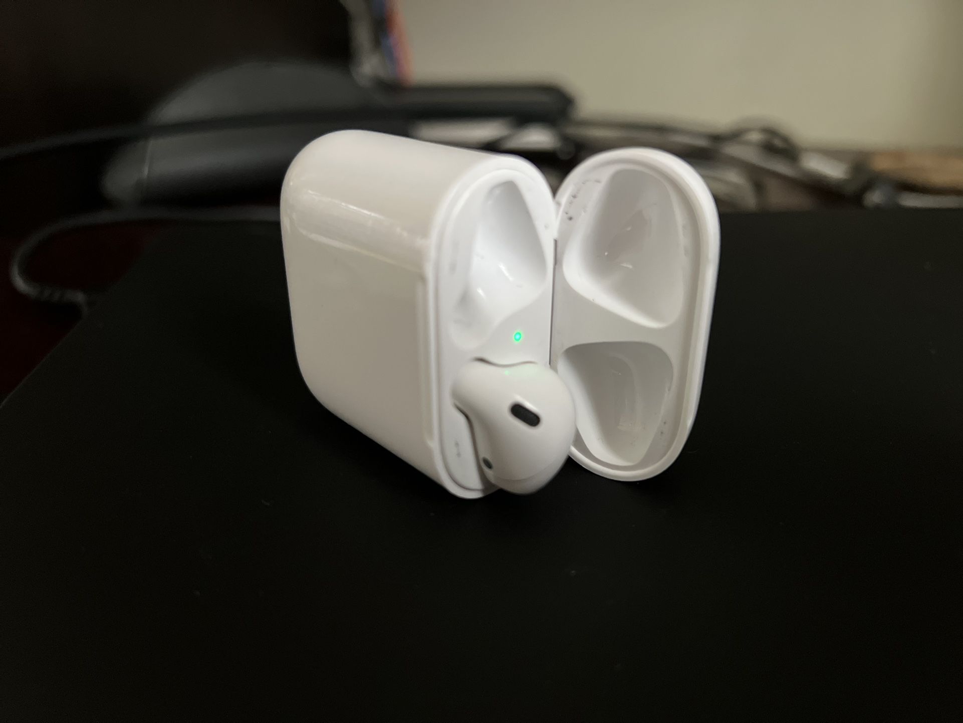 AirPods Case And R Piece