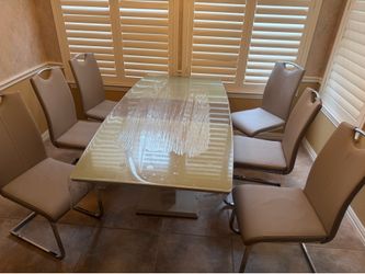 Dinning table with 6 leather chairs in an excellent condition