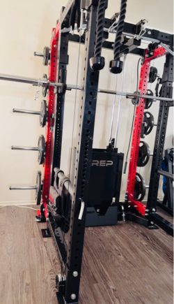cage with loaded plates with also Olympic plates and a solid bench and condition REP Ares - 2.0 Builder cage with loaded plates with also Olympic plat
