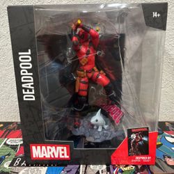 Deadpool Statue With Card 