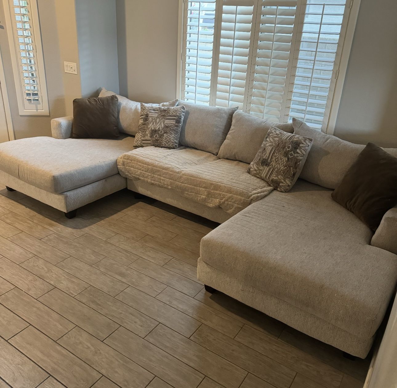 Sectional couch/ see photos and description