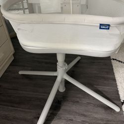 Halo swivel bassinet