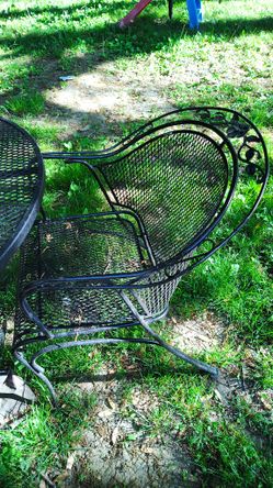 (4 piece)  Table & Chairs 