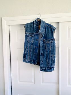 Levi sleeveless dark blue jean jacket - Medium