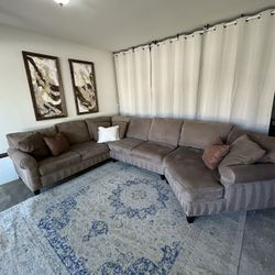 Havertys sectional with cuddler 🛻 Delivery Available🛻