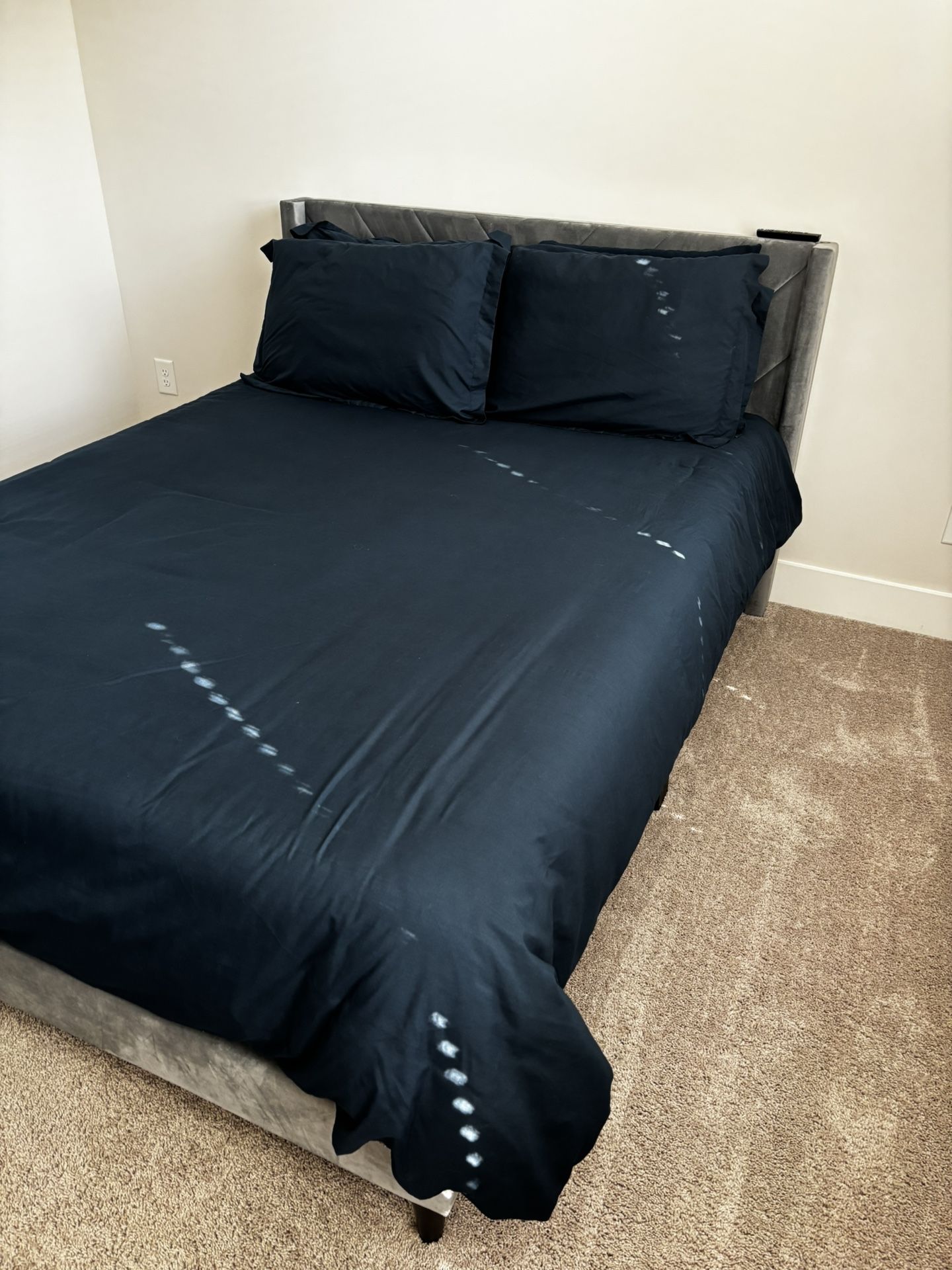 Queen Size bed frame/mattress