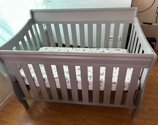 Gray crib and bassinet