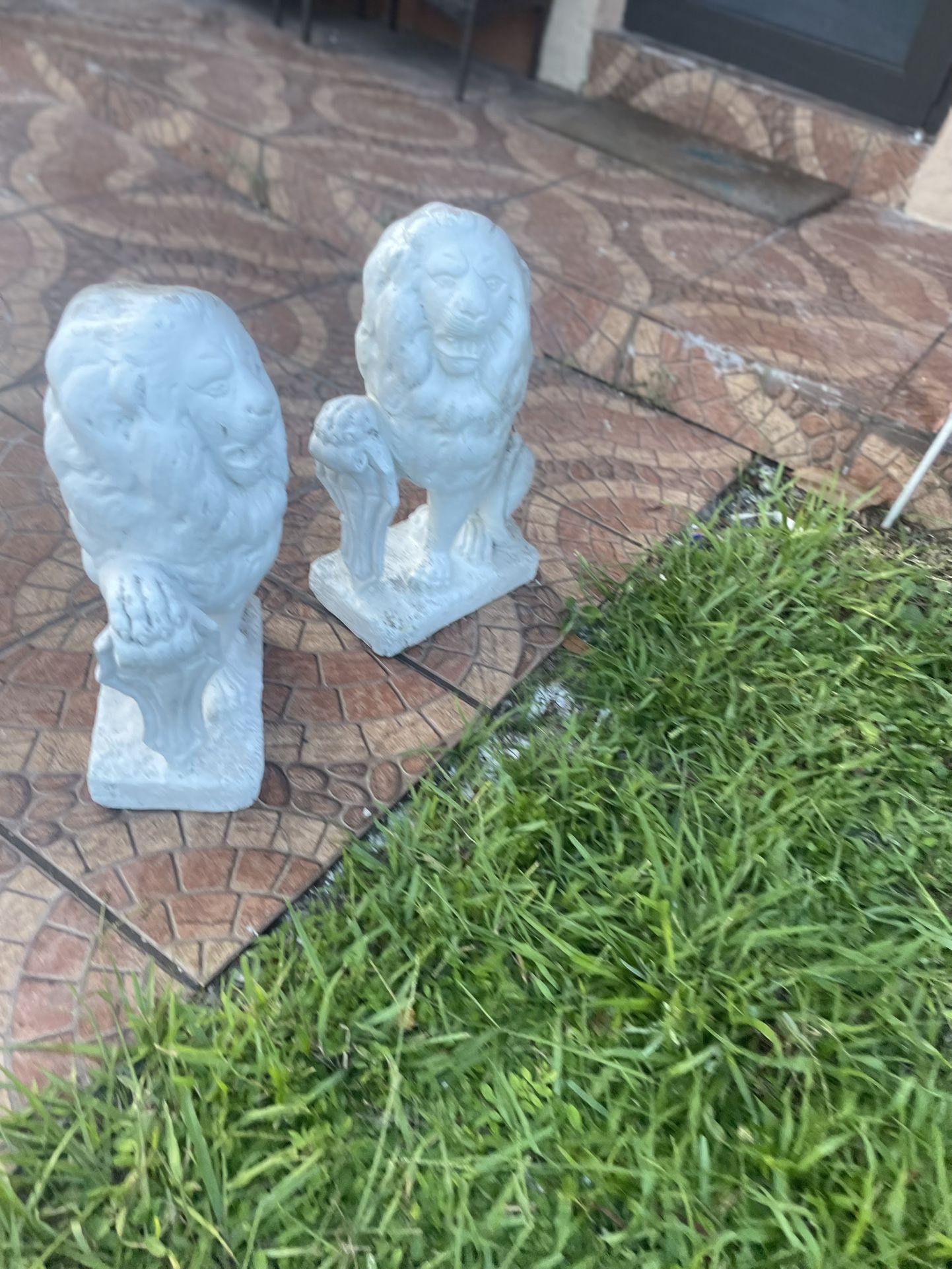 2 Lion Statues