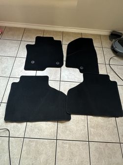 Tahoe  Floormats - Like new - Original 2022 (Fits 21-23) 4 PC