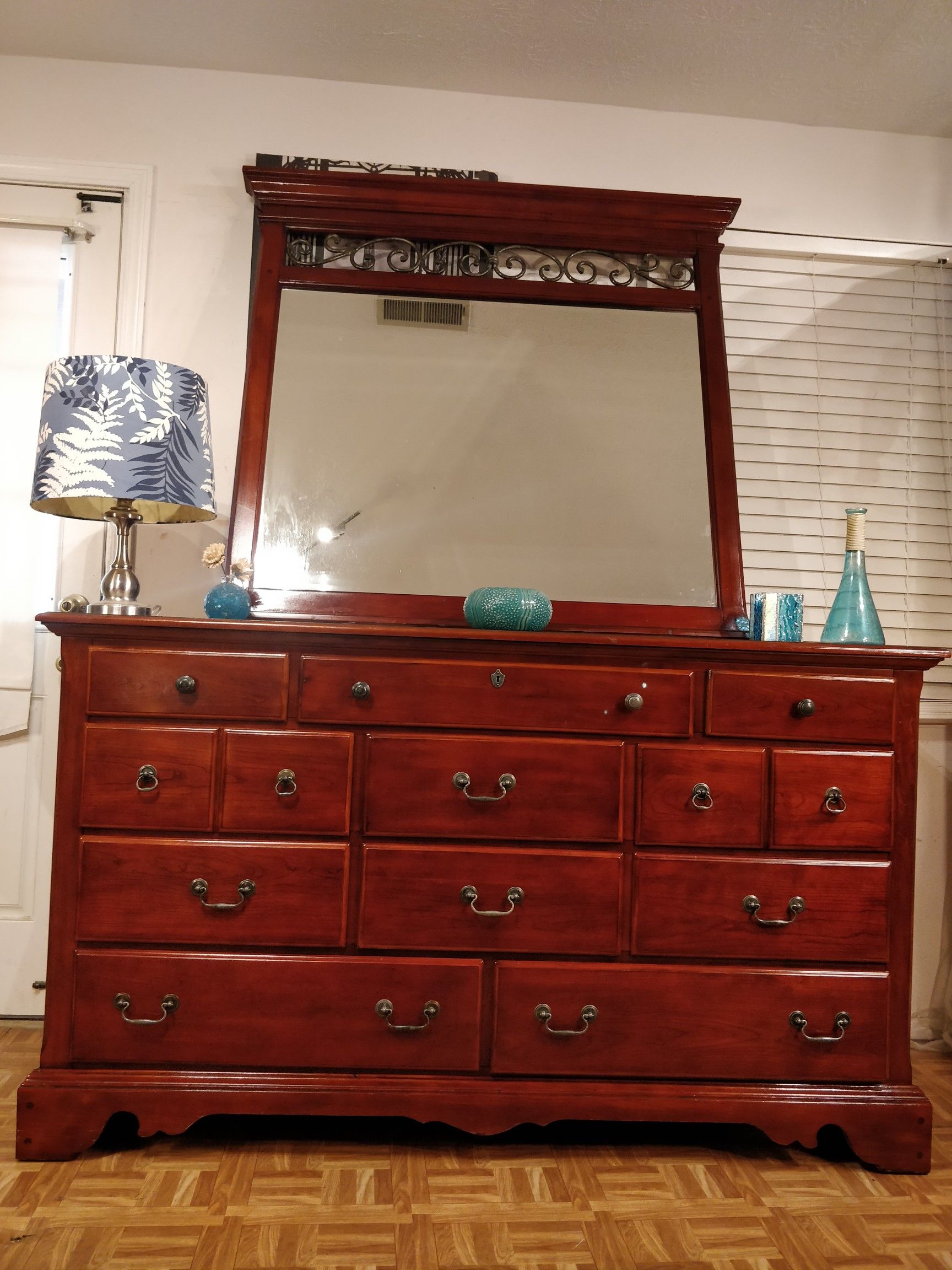 Big modern wooden JCPENNEY HOME COLLECTION dresser with 11 drawers & big mirror in great condition, all drawers working well,