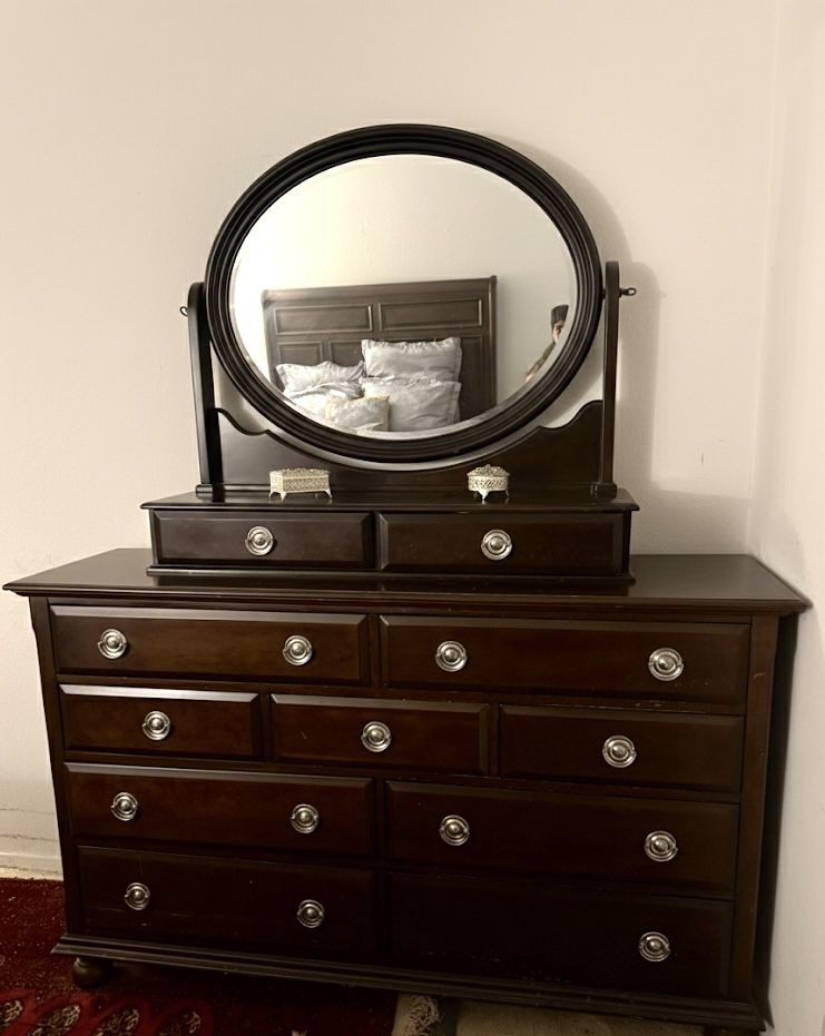 9 Drawer Dresser With Vanity Mirror