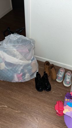 Bag of girl toddler clothes + 3 pairs of shoes