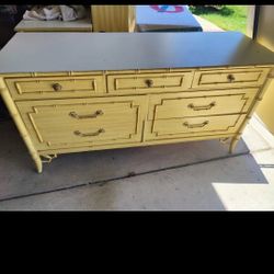 Beautiful Thomasville 'Vintage' Bedroom Set: Don't Miss This!