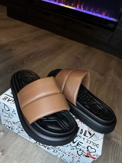 Dolce & Gabbana. Size 7