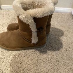 Women’s size 5 fur boots