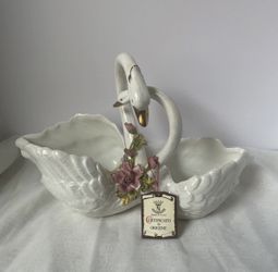 Vintage Beautiful Capodimonte Two Delicate Swans Porcelain Centerpiece