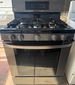 LG - BEAUTIFUL GAS STOVE IN EXCELLENT CONDITION