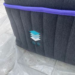 Nectar Premier Hybrid Mattress, Queen, Like New, Perfect Condition