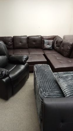 BRAND NEW SECTIONAL COUCH WITH OTTOMAN INCLUDED