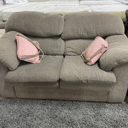 LOVESEAT 🚚🚚WE CAN DELIVER 🚚🚚