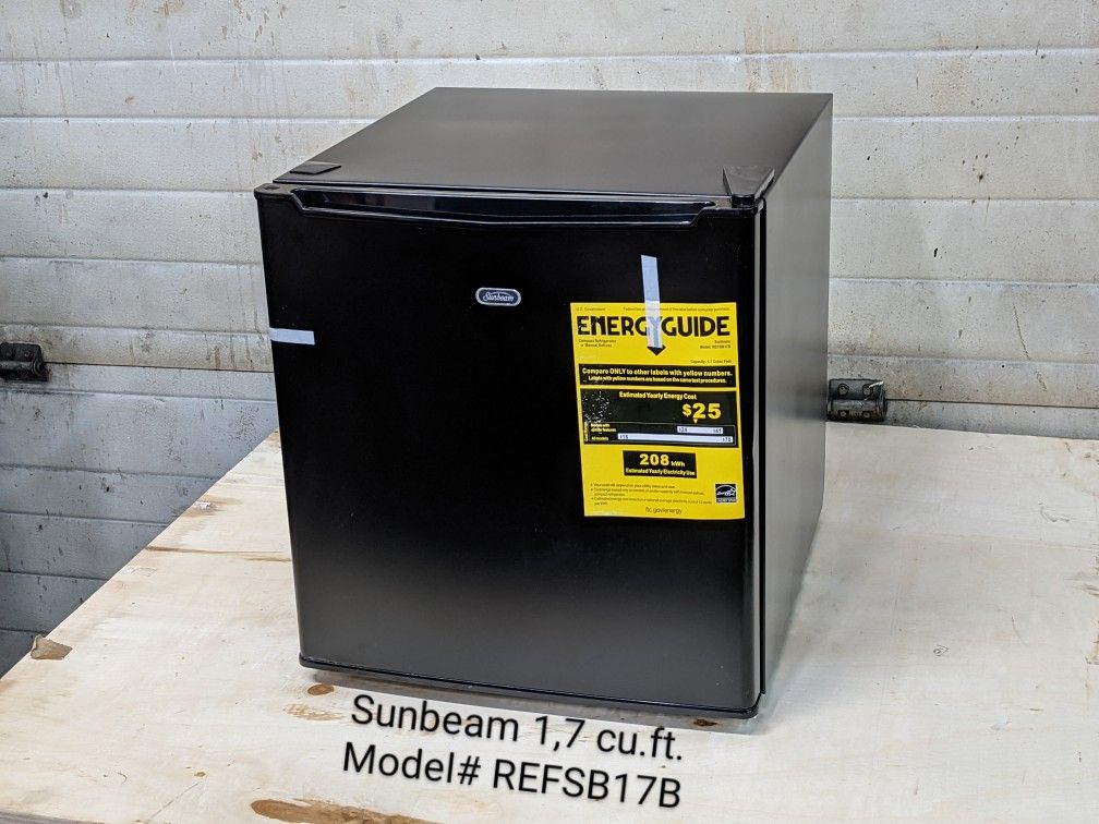 Sunbeam 1,7 Cu.Ft. Compact Refrigerator Model# REFSB17B (NEW).