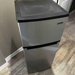 Magic Chef Small Refrigerator 