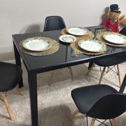 4-post dining room